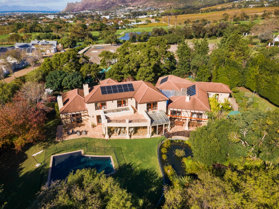 7 Bedroom Property for Sale in Zwaanswyk Western Cape